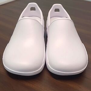 Anywear Size 6 White Slip On Rubber Foam Shoe